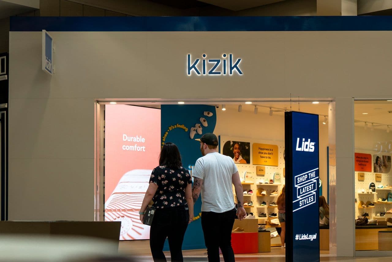 Retail environment with promotional digital media