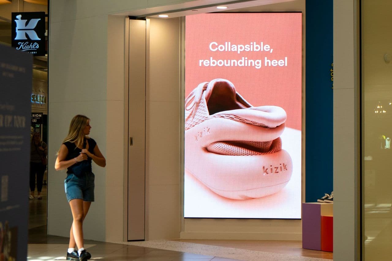 Retail product messaging on digital display