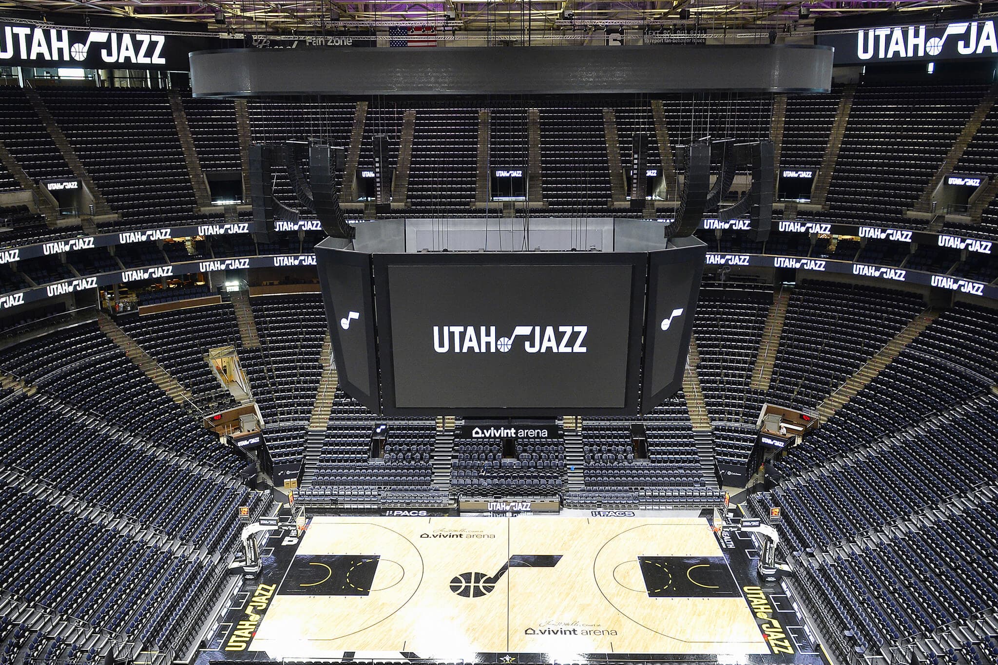 Concession counter with synchronized digital displays